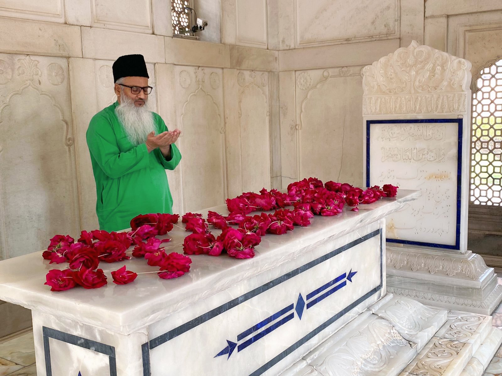 경건한 분위기 속 참배 및 사색